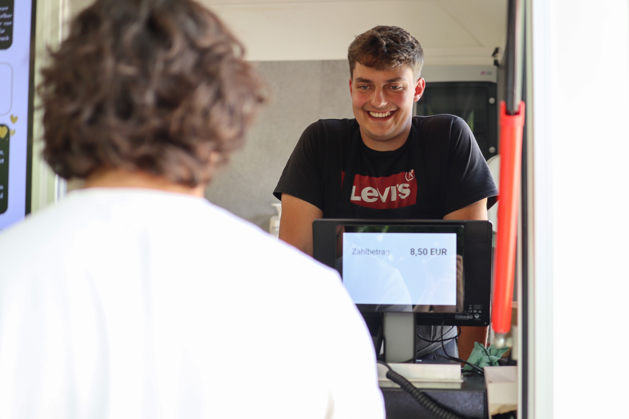 Freundlicher Service am Foodtruck