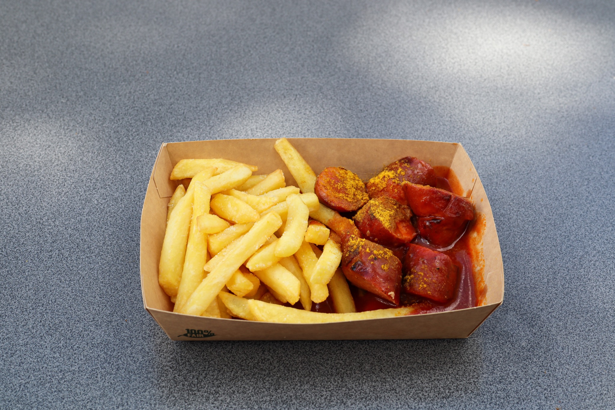 Currywurst mit Pommes