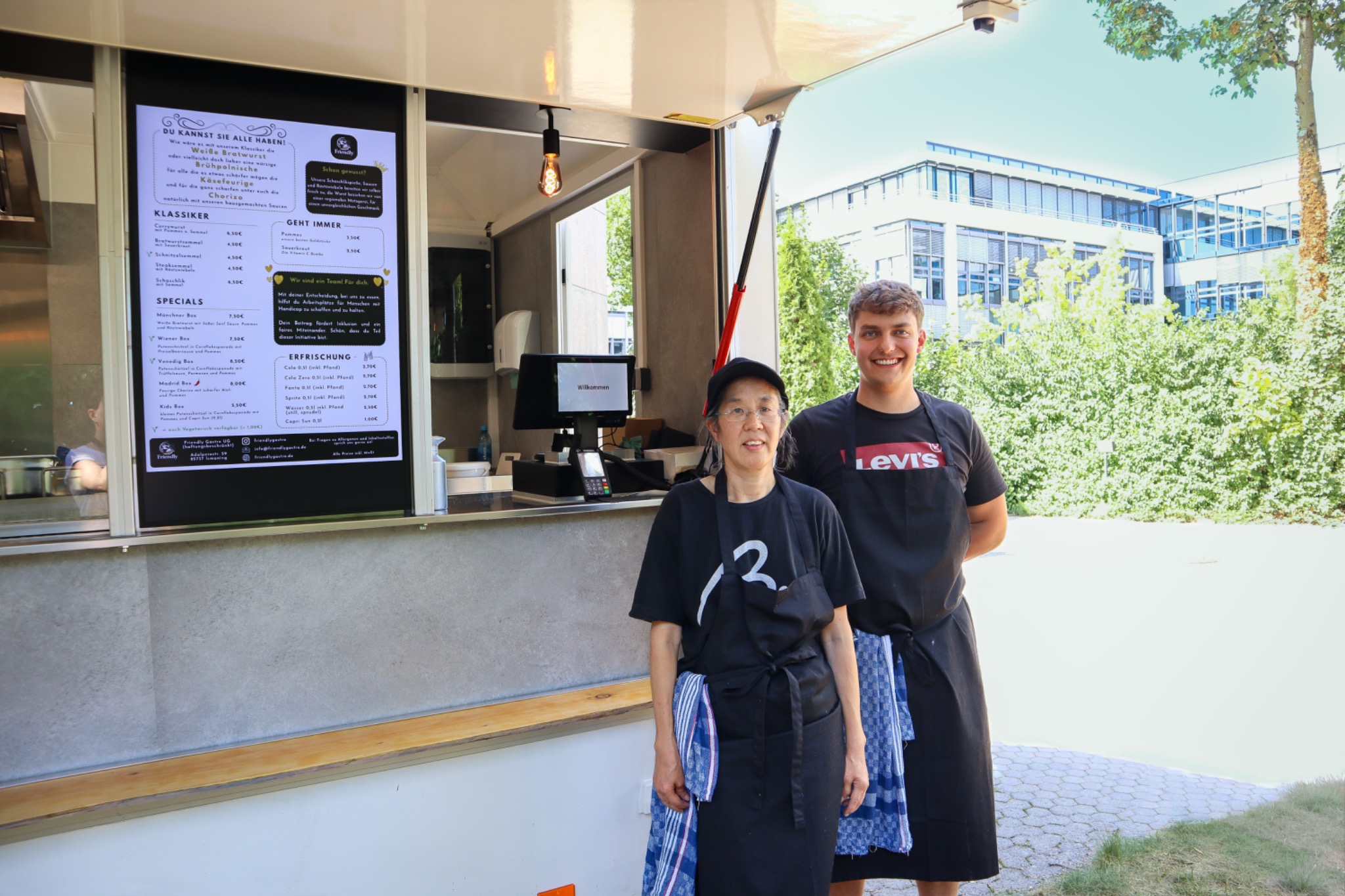 Das Friendly Gastro Team vor dem Foodtruck